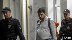 Начальник штаба ПАРНАСа на выборах в Новосибирске и Костроме Леонид Волков под конвоем полиции