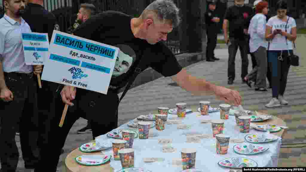В руках у активиста – табличка с именем Василия Черныша. Последний раз Василий вышел на связь 15 марта 2014, за день до незаконного референдума в Крыму. Черныш – активист Автомайдана в Севастополе. Среди людей, которые занимались его розыском на полуострове весной 2014, был и кинорежиссер Олег Сенцов, ныне осужденный в России