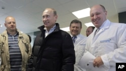 Владимир Путин и Евгений Пригожин (справа) на одном из предприятий комбината питания "Конкорд", сентябрь 2010 года