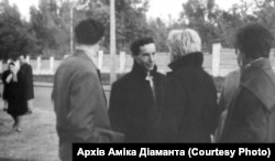 Амік Діамант (по центру) на акції пам’яті жертв Бабиного Яру. 24 вересня 1966 року. Архів Аміка Діаманта. Стоп-кадр із зйомок Едуарда Тімліна
