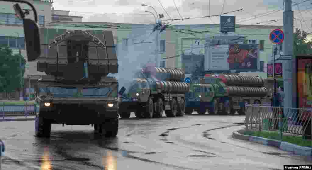 В то же время на материковой Украине с 2015 года 8 мая отмечают День памяти и примирения, 9 мая – День победы над нацизмом во Второй мировой войне (на замену советскому «Дню победы»). Официальным символом чествования является красный мак. В нынешнем году в Украине массовые мероприятия к 9 мая ограничили из-за карантина