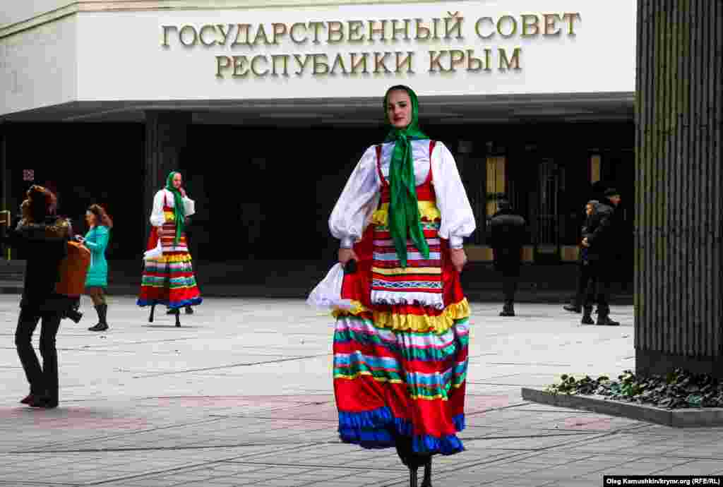 Для собравшихся крымчан провели небольшой концерт коллективов народного творчества и выступление ходулистов 