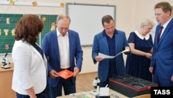 Президент России Владимир Путин, премьер-министр Дмитрий Медведев посетили Севастополь, 18 августа 2017 год