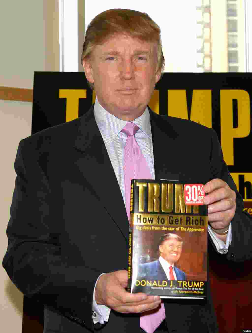Трамп со своей книгой "Как стать богатым", изданной в 2004 году. Его предыдущая книга "Искусство договора" стала бестселлером и способствовала обретению популярности. 