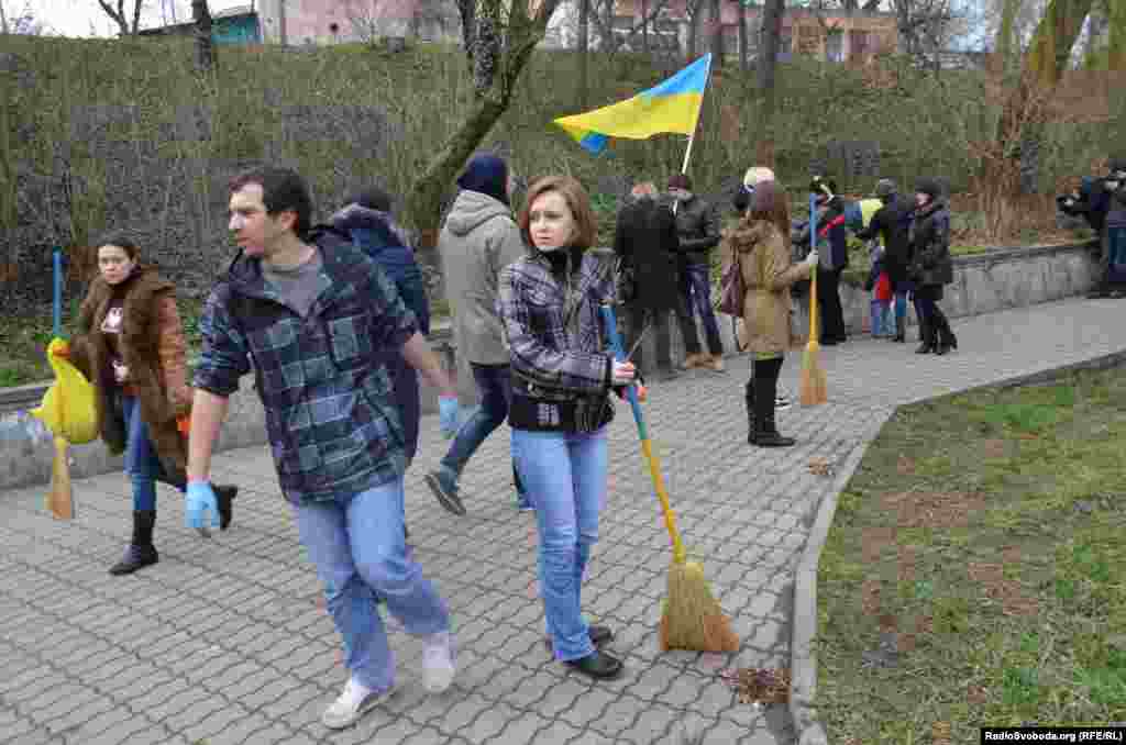 Антивоенную акцию организовали активистки организации «Крымские женщины за мир» и крымского Евромайдана. 