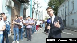 Очередь из желающих проголосовать у белорусского посольства в Москве