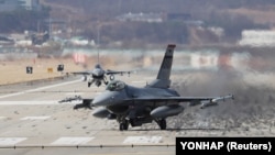 Американский самолет F-16 на военной базе в Южной Корее, март 2018 года