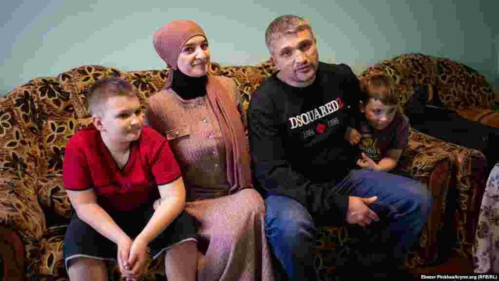 «Після арешту я зрозумів, що у нас майже немає сімейних фотографій. Коли телефони вилучили, їх не залишилося зовсім, тому зараз ми намагаємося фотографуватися разом», – розповідає Мемедемінов