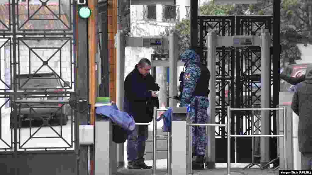 Прохід на територію через рамки й турнікети, з оглядом сумок. Раніше тут, біля вхідної хвіртки, стояла «бабуся-білетер»