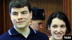 Никита Тихонов и Евгения Хасис во время судебного процесса в Москве