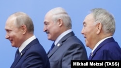 Президенты Путин, Лукашенко и экс-президент Назарбаев на Евразийском форуме в Казахстане 29 мая 2019 г.