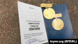 Медаль, которую выдают всем проголосовавшим в Севастополе, 18 марта 2018 год