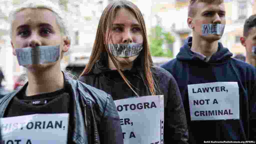 На заклееных скотчем ртах активистов – фамилии украинских узников Кремля