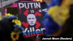 Во время акции против вторжения России в Украину. Нью-Йорк, 9 апреля 2022 года