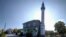 Дістатися до мечеті можна автобусом, який курсує в Бахчисарайському районі. Зупинка називається «Холмовка». Треба зазначити, що до 1948 року село Холмовка носило кримськотатарську назву Заланкой. Тоді більшою частиною населення були кримські татари. Незабаром після сталінської депортації кримськотатарського народу радянська влада дали селищу нинішню назву – Холмовка