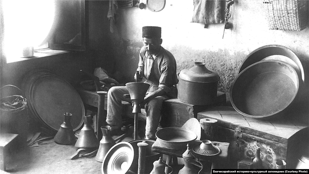 Мастерская медника. Бахчисарай, 1920-ые. Обработкой цветных металлов занимались медники. Из покрытой оловом меди делалась домашняя утварь, из латуни – ритуальные сосуды и люстры для мечетей. Из латунных и железных деталей собирали кофемолки