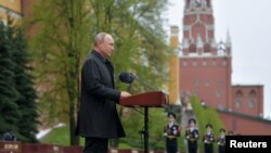 Владимир Путин выступает на параде