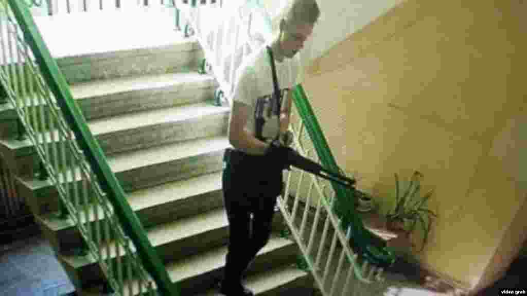 18-летний студент политехнического колледжа Владислав Росляков, на которого крымские правоохранители возлагают вину за произошедшее. Это стоп-кадр  с камер наблюдения. Согласно обнародованным видео, Росляков ходил по коридорам с автоматом и стрелял в студентов и преподавателей. Его потом тоже нашли мертвым