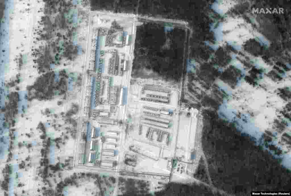 Военная техника на складе в Климове, 19 января. Более давние изображения того же места с Google Maps зафиксировали лишь часть имеющейся сейчас военной техники