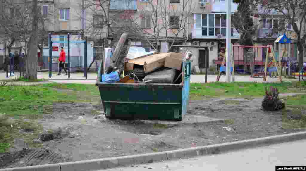 Контейнеры для мусора типа «лодка» переполнены почти во всем районе. Этот находится на улице Томской, напротив школы №41