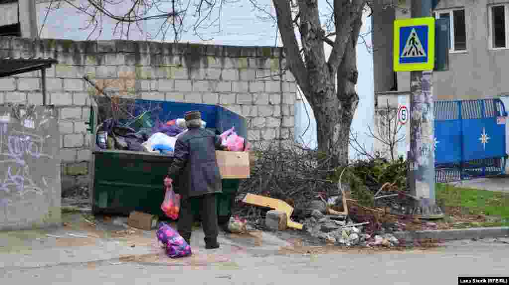 Так выглядит место сбора мусора на улице Перекопской – в нескольких сотнях метров от здания российской администрации Нахимовского района города