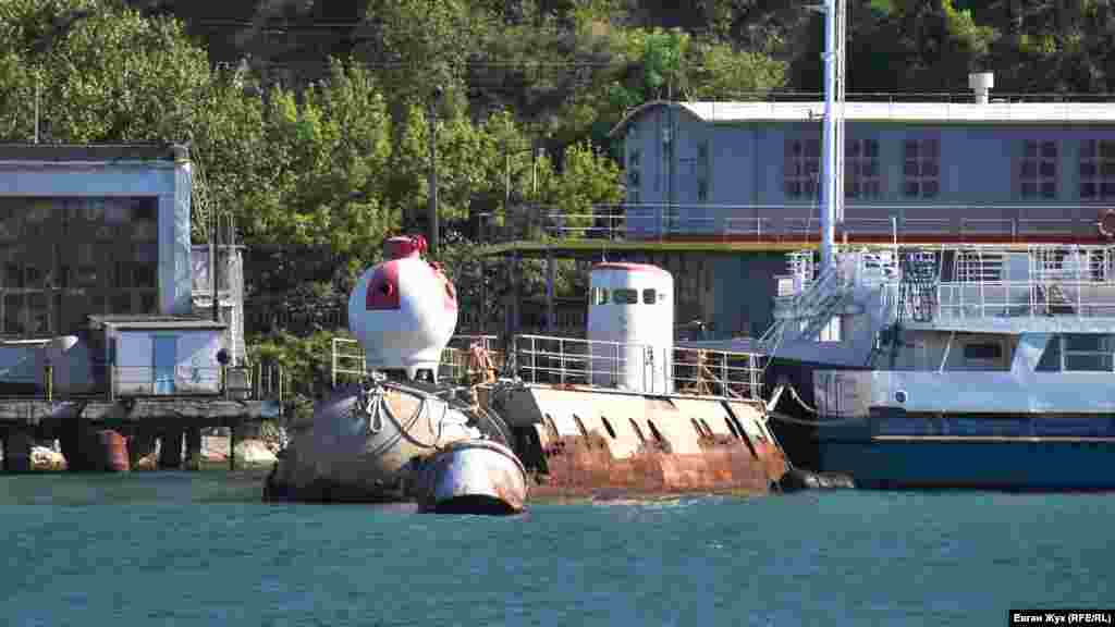 Ржавеет у причала уникальная подводная лаборатория «Бентос-300». Она необходима для проведения длительных биологических научных наблюдений. Более 8 лет инициативная группа севастопольцев бьется над созданием музея в этой гражданской подводной лодке