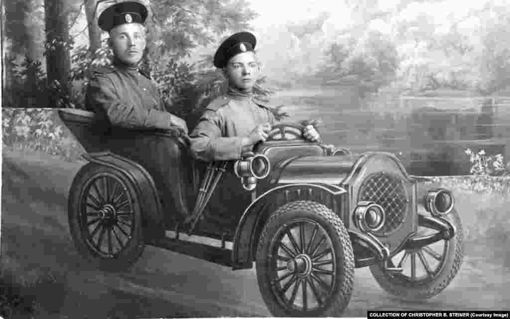 Так же, как и в «лодках», россияне фотографировались и в «автомобилях»