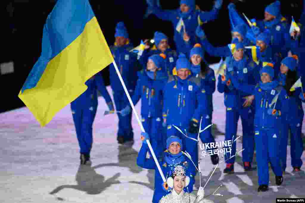 Украинская сборная шагает на параде во время церемонии открытия Олимпиады  