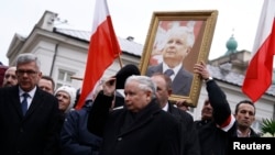 Ярослав Качиньский под портретом своего брата Леха во время церемонии памяти погибших в катастрофе под Смоленском