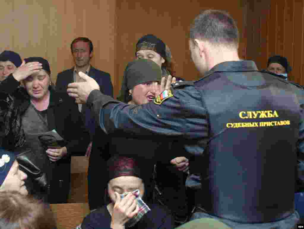 Бесланалъул мактабалде гьужум гьабуразул цохIого цо кодове щварав Нурпаша Кулаев диваналда. Владикавказ, 2005 соналъул 19 май.     