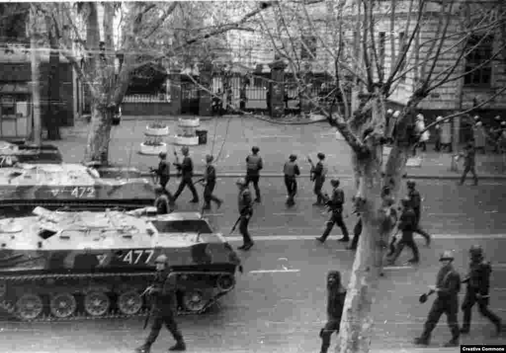 Апрель 1989 года: трагедия в Тбилиси. Советские войска разгоняют демонстрацию сторонников независимости Грузии с помощью слезоточивого газа и саперных лопаток. Погибли 20 человек, в том числе избитая до смерти 16-летняя девушка. 1989 год стал катастрофическим для советского режима: в результате антикоммунистических революций в Восточной Европе он потерял своих сателлитов в этом регионе.   