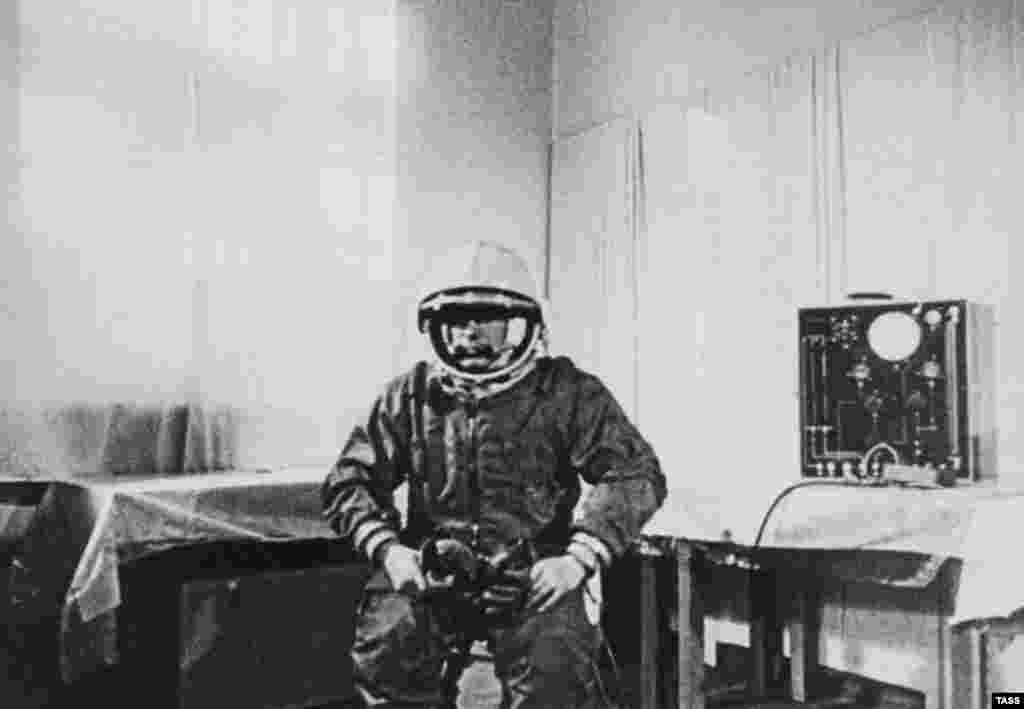 Гагарин в костюме на космодроме Байконур (Казахстан). 12 апреля 1961 года он стал первым человеком, совершившим полет в космос. Гагарин совершил один оборот вокруг Земли на космическом корабле «Восток-1»