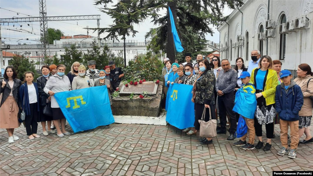 Железнодорожная станция «Симферополь» (Акъмесджит), возле мемориального камня жертвам геноцида крымскотатарского народа