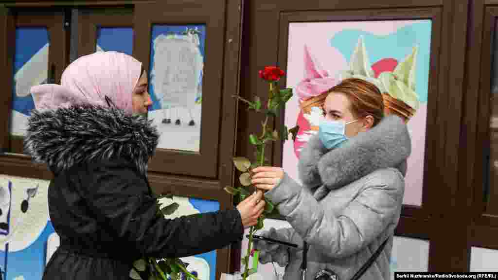 Хиджаб – женская одежда, соответствующая нормам шариата, она должна закрывать тело и волосы женщины