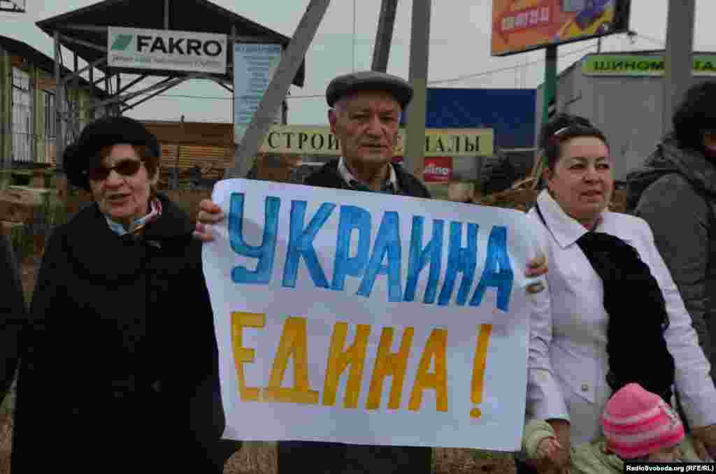 Это была одна из самых массовых акций против вторжения России в Украину в 2014 году, которые прошли в оккупированном российскими войсками Крыму. 8 марта 2014 г. 
