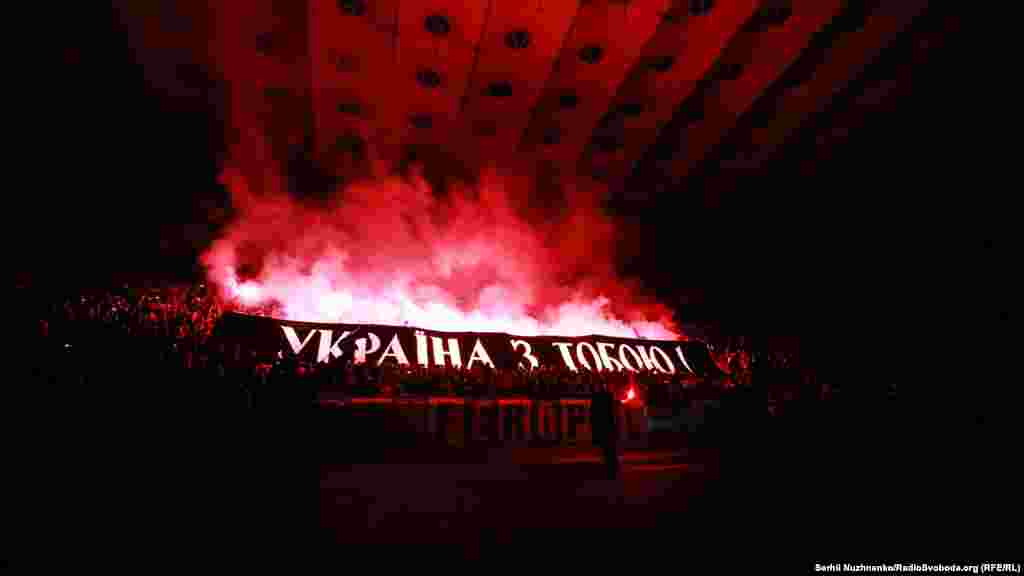 50-й день голодовки. На стадионе «Олимпийский» в Киеве активисты устроили огненное шоу в поддержку режиссера. Когда погас свет, они подсветили фаерами баннер «Украина с тобой!», выкрикивая «Свободу Олегу Сенцову» и «Крым – это Украина»