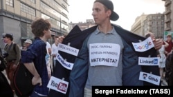 Участник согласованного шествия «За свободный интернет» на проспекте Сахарова. Москва. 23 июля 2017 года. Иллюстрационное фото