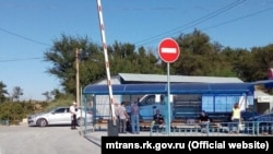 Шлагбаум у пункта пропуска в Армянске