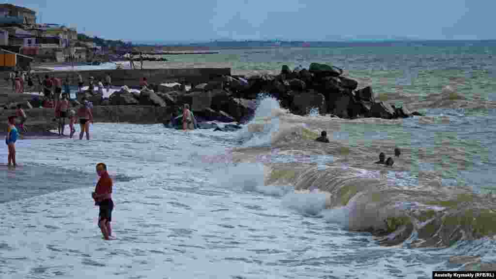 Того вересневого дня при двобальному хвилюванні моря температура води буда вище +20°С