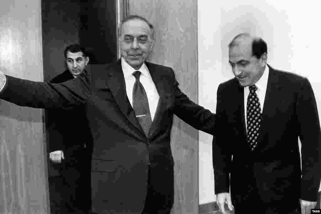 Berezovsky (right) with Azerbaijani President Heydar Aliyev on March 5, 1999.