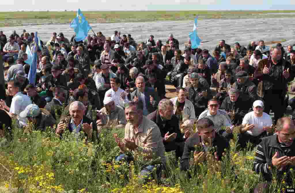 В мае этого года крымскотатарские активисты собирались провести акцию «Мир – против насилия и оккупации. Марш достоинства», в ходе которой активисты намерены были попасть в аннексированный Крым через административную границу. Однако из-за угрозы распространения коронавирусной инфекции «Марш достоинства» перенесли