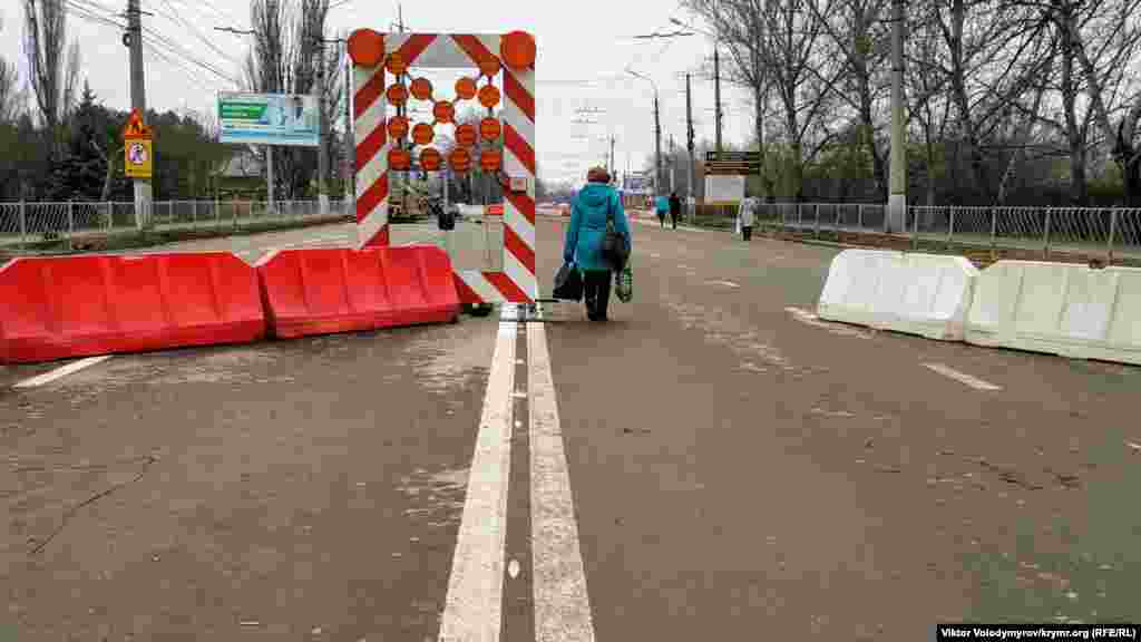Реконструкция моста на улице Гагарина в Симферополе. Ее обещали закончить еще к середине декабря 2019 года, но так и не завершили. На несколько месяцев мост превратился из автомобильного в пешеходный. Он ведет прямиком к железнодорожному вокзалу. Теперь добраться туда стало непросто. Как выглядит мост Гагарина сейчас, смотрите в фотогалерее