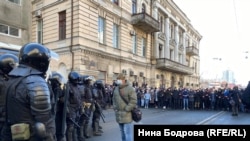 ОМОН и протестующие на улицах Владивостока