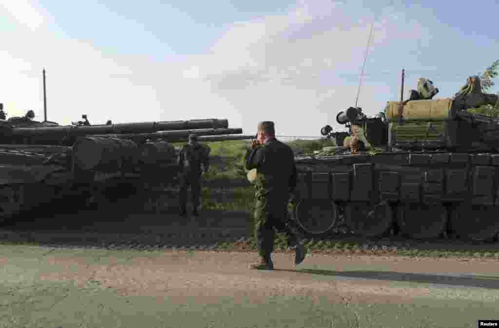 Военный конвой в Матвеевом Кургане. В числе вооружений, переброшенных на базу - реактивные системы залпового огня "Ураган", танки и самоходные артиллерийские установки. Такого рода оружие активно применялось в конфликте на Украине