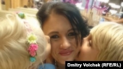 Дочь "друга Путина" Ольга Литвиненко с двумя детьми