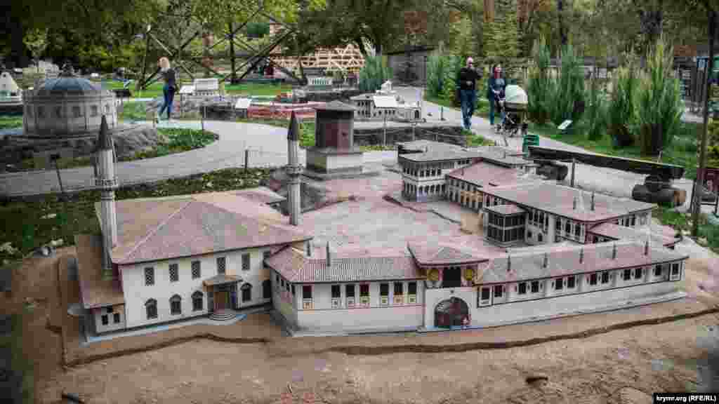 Ханский дворец в Бахчисарае.  В конце прошлого года на реставрацию Ханского дворца – уникального памятника культурного наследия крымских татар – в рамках российской ФЦП были выделены 200 миллионов рублей. Планировалось укрепить каркас здания Ханской мечети 1740-1743 годов, обновить элементы фасада, внутреннего интерьера и других объектов. Но оказалось, что в результате реставрации объекты Ханского дворца – под угрозой разрушения. В частности, подрядчик уничтожил многие объекты, которые представляли историческую ценность. Под угрозой остаются памятники крымских ханов, расположенные со стороны ханского кладбища