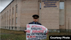 Пенсионер ФСИН на пикете около здания Института повышения квалификации ФСИН в Петербурге