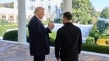 Президент США Дональд Трамп и президент Украины Владимир Зеленский на крыльце Белого дома, Вашингтон, 17 октября 2025 года