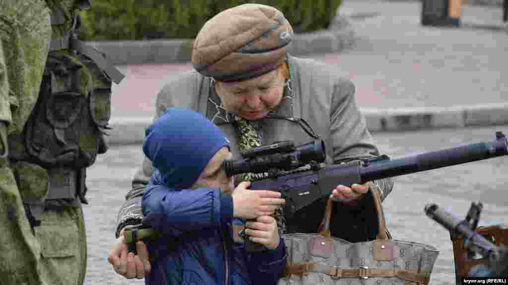 12 квітня 2019, Севастополь. Виставка військової техніки, що є на озброєнні російських військ протиповітряної оборони. Серед відвідувачів заходу – переважно пенсіонери з онуками