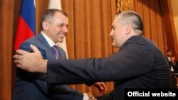 Владимир Константинов (л) поздравляет Сергея Аксенова с избанием на пост «главы» Крыма